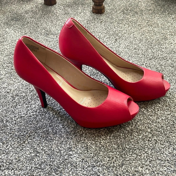Rockport Shoes - Women’s Rockport Adiprene red peep toe heels 6.5